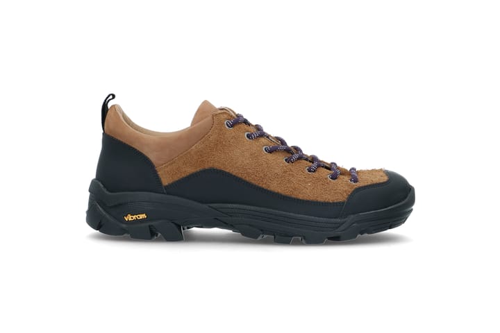 Neve er en komfortabel og robust sko inspirert av friluftsliv. Med Vibram®-yttersåle får du godt grep og holdbarhet, mens polstret krage, komfortabel innersåle og pustende, hurtigtørkende fôr sørger for god komfort hele dagen.
