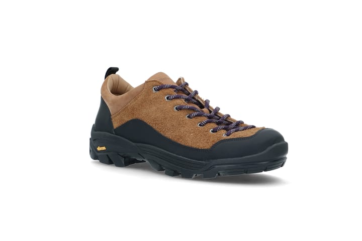 Neve er en komfortabel og robust sko inspirert av friluftsliv. Med Vibram®-yttersåle får du godt grep og holdbarhet, mens polstret krage, komfortabel innersåle og pustende, hurtigtørkende fôr sørger for god komfort hele dagen. Neve er en komfortabel og robust sko inspirert av friluftsliv. Med Vibram®-yttersåle får du godt grep og holdbarhet, mens polstret krage, komfortabel innersåle og pustende, hurtigtørkende fôr sørger for god komfort hele dagen.