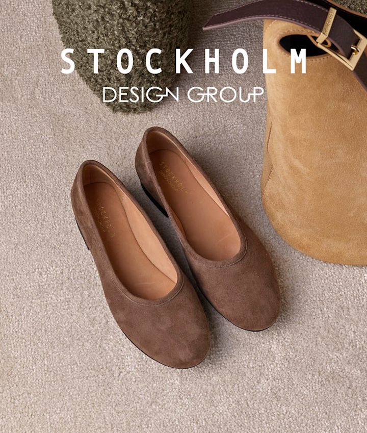 Brune semsket ballerinasko fra Stockholm Design Group på beige teppe, med en beige veske