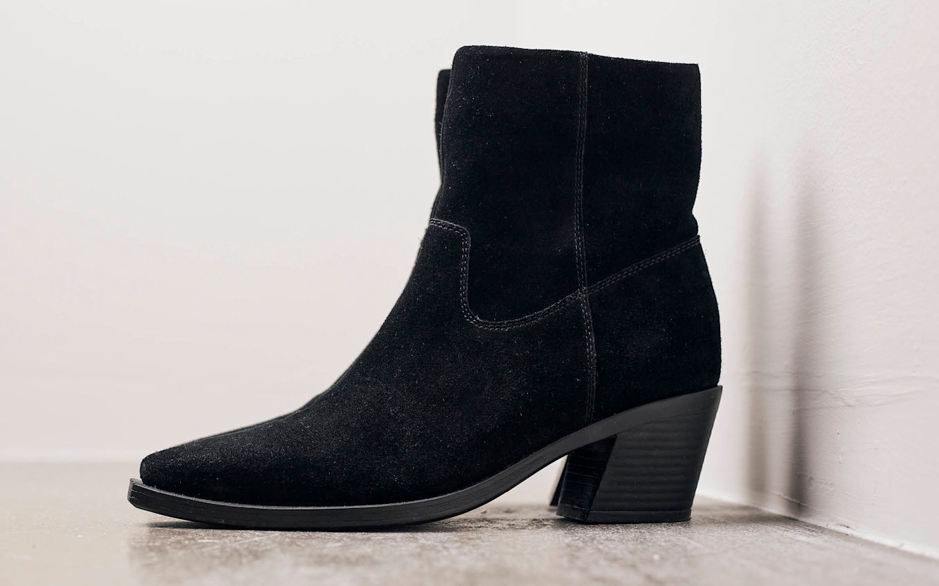 sorte semskede cowboy boots sett fra siden