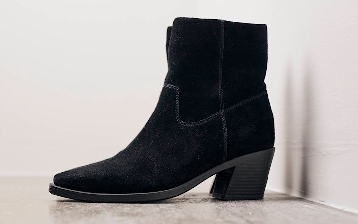 sorte semskede cowboy boots sett fra siden