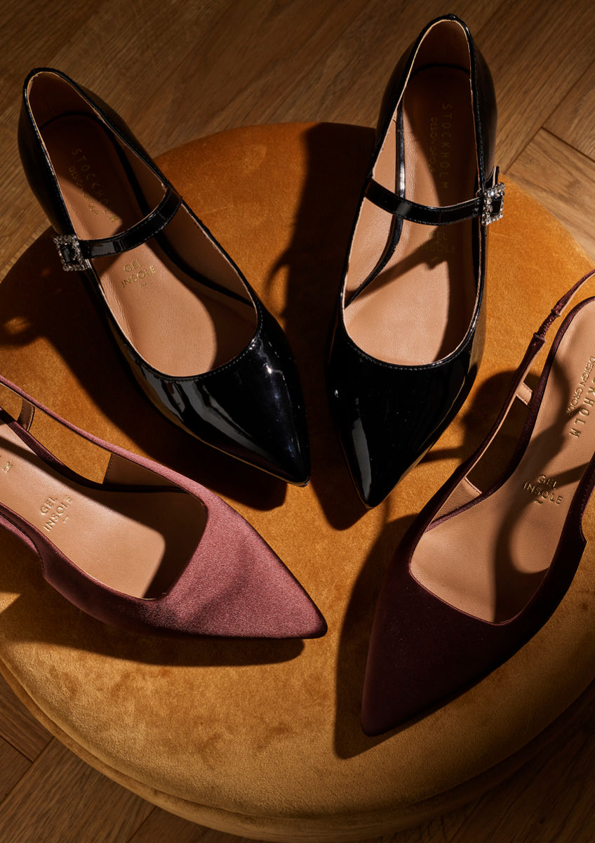 Elegante damesko på rund puff. Svarte lakksko med spiss tå og ankelrem øverst, rosa og burgunder pumps