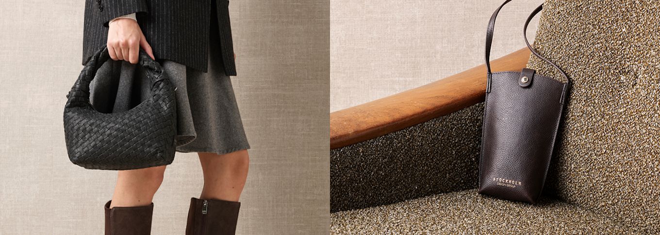 Person med mørkebrune høye støvletter i semsket skinn, holder en flettet svart veske, ved siden av en brun skinnveske.