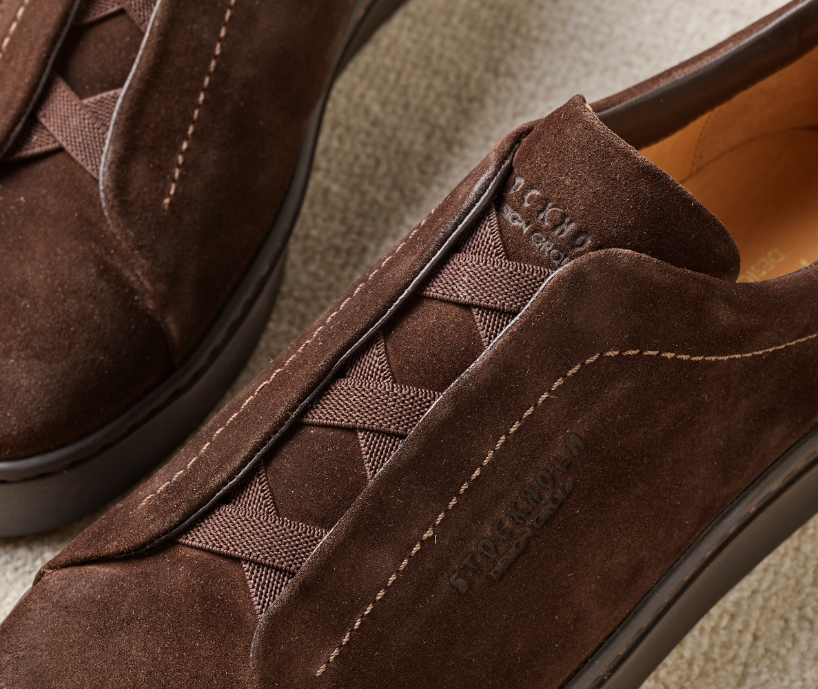 Brune semsket loafers med elastiske paneler og kontrastsømmer, elegant casual stil.