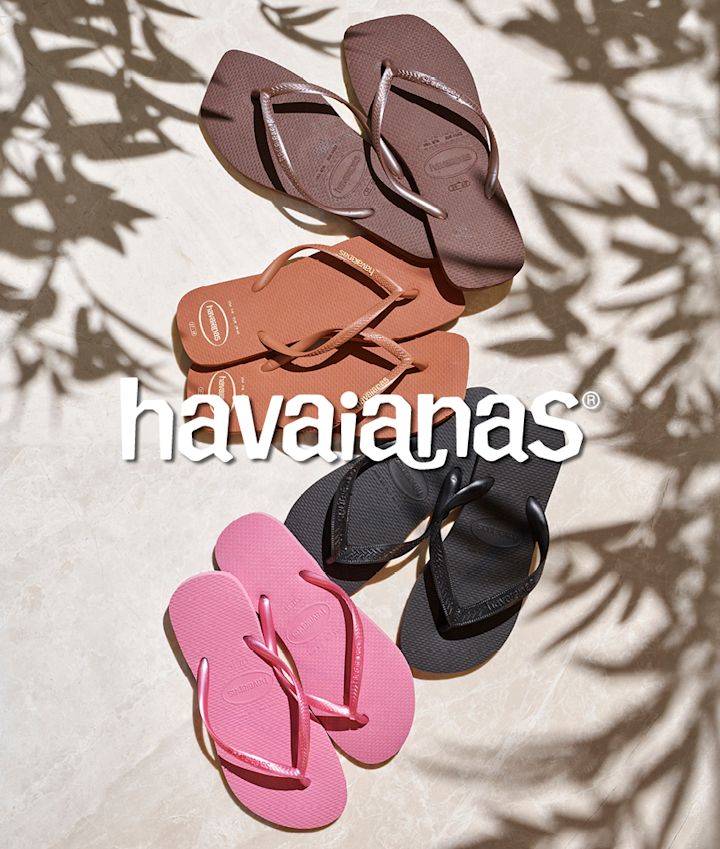 Fire par Havaianas flip-flops i brun, oransje, rosa og svart, lagt ut på lyst underlag med skygger.
