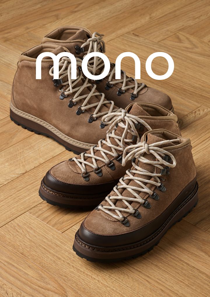 To par vinterboots med beige snørebånd og mørk brun såle, plassert på et tregulv.